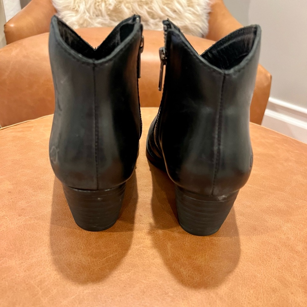 Black boots by Born - Picture 5 of 7